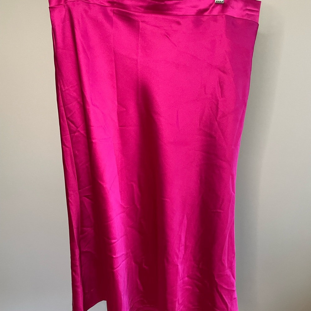 Impressions hot pink satin skirt. Size XL. Excellent used condition.
